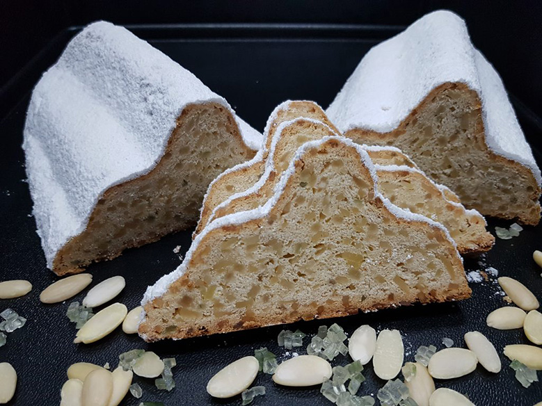 Weihnachtsbäckerei Stollen