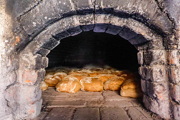 Brotbacken Glentleiten - Holzofen Glentleiten mit fertig gebackenen Broten