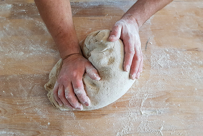 Brotbacken Bäckerei Luidl - Teig kneten | Foto: Marc Gilsdorf