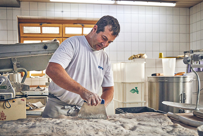 Brotbacken Bäckerei Luidl Teig stechen | Foto: Marc Gilsdorf